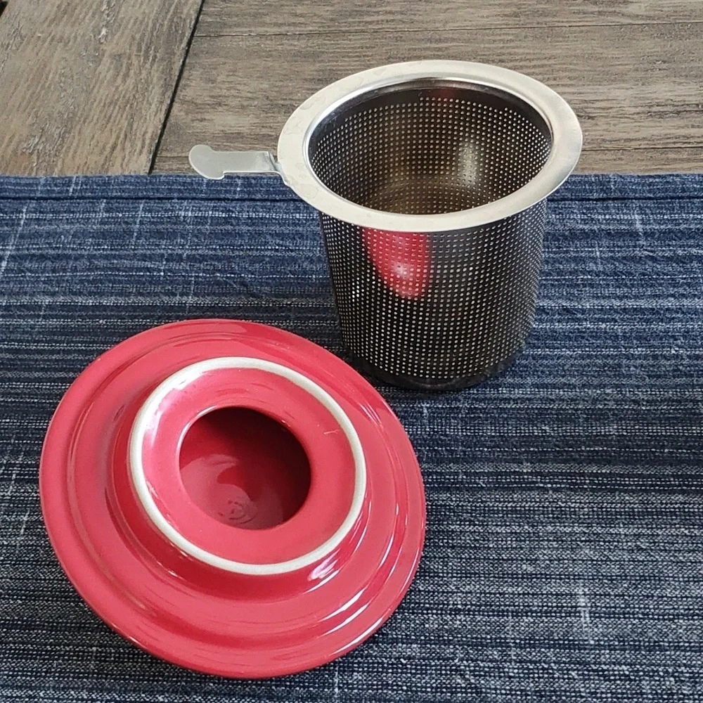 LE CREUSET TEAPOT WITH CUPS AND SAUCER SET